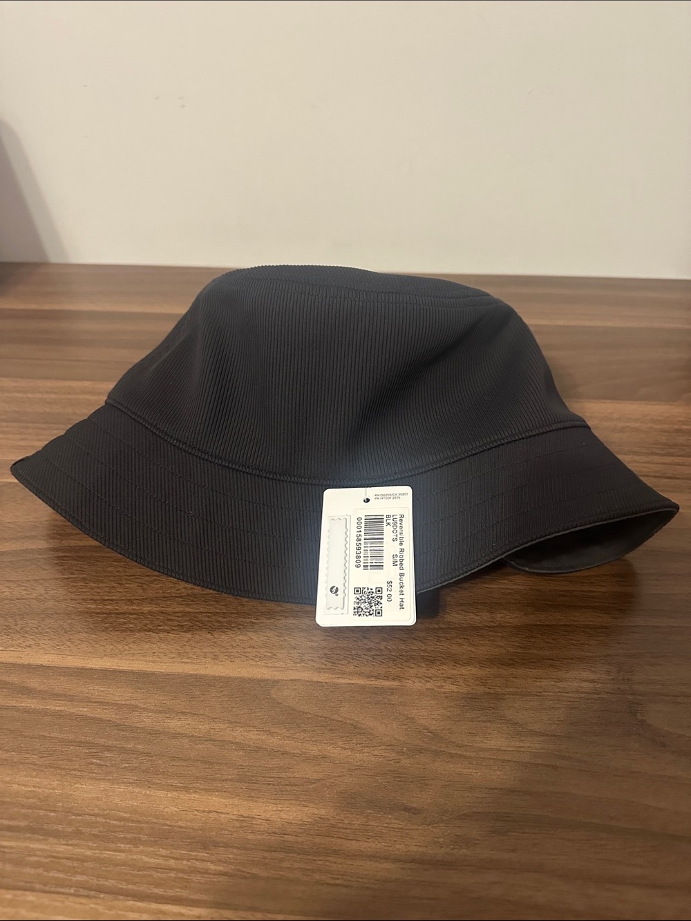 NWT Lululemon Reversible Ribbed Bucket Hat
Black